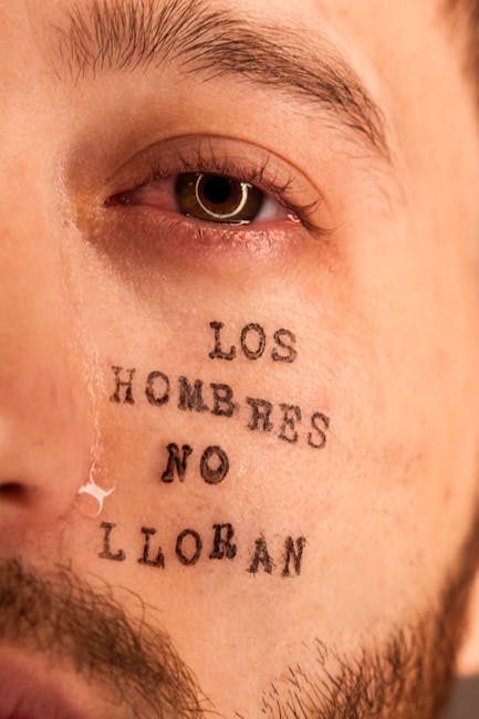 Echipă în birou analizând date pe platformă digitală